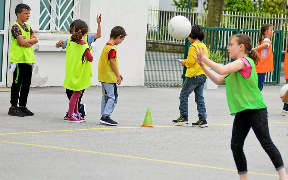 Leçon de football gaélique à l'école