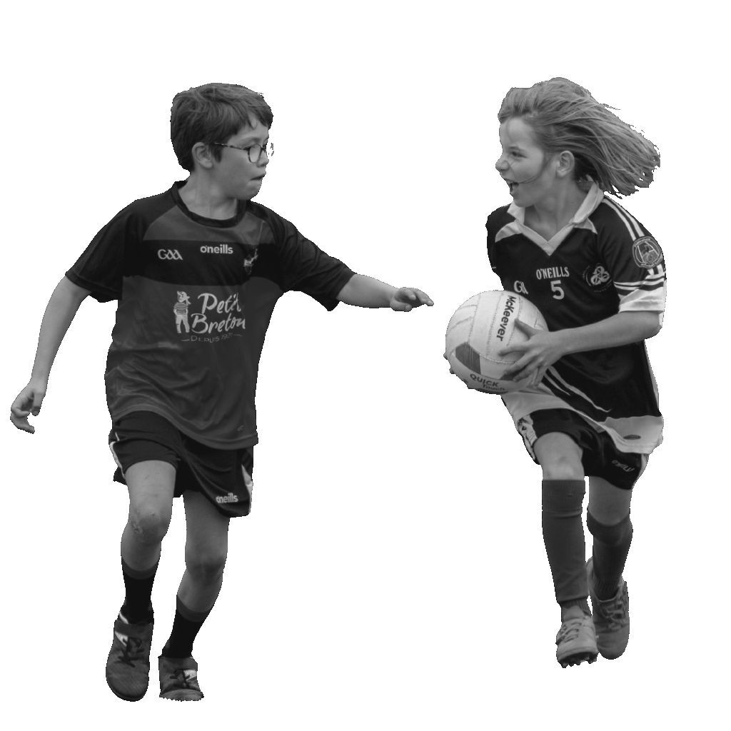 2 jeunes enfants jouent au football gaélique