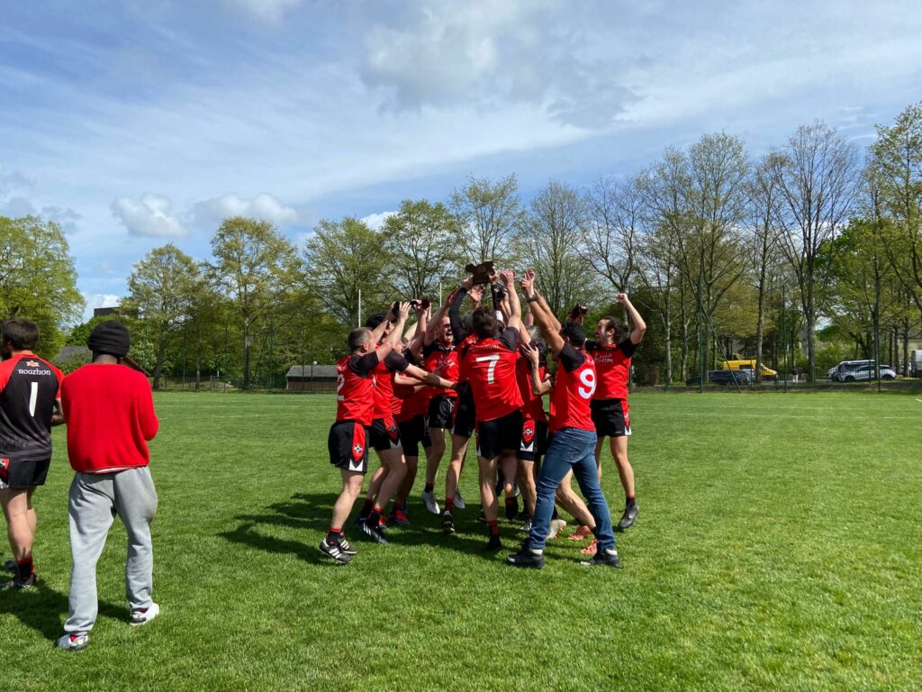 Les Rennais célèbrent leur trophée de Champions de Bretagne de Football gaélique